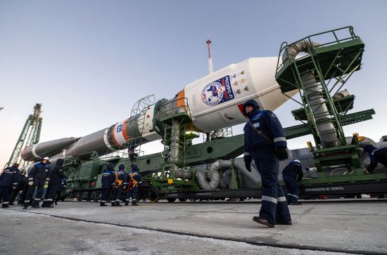 Вывоз РН "Союз-2.1б" со спутником "Ресурс-П" на стартовую площадку космодрома Байконур