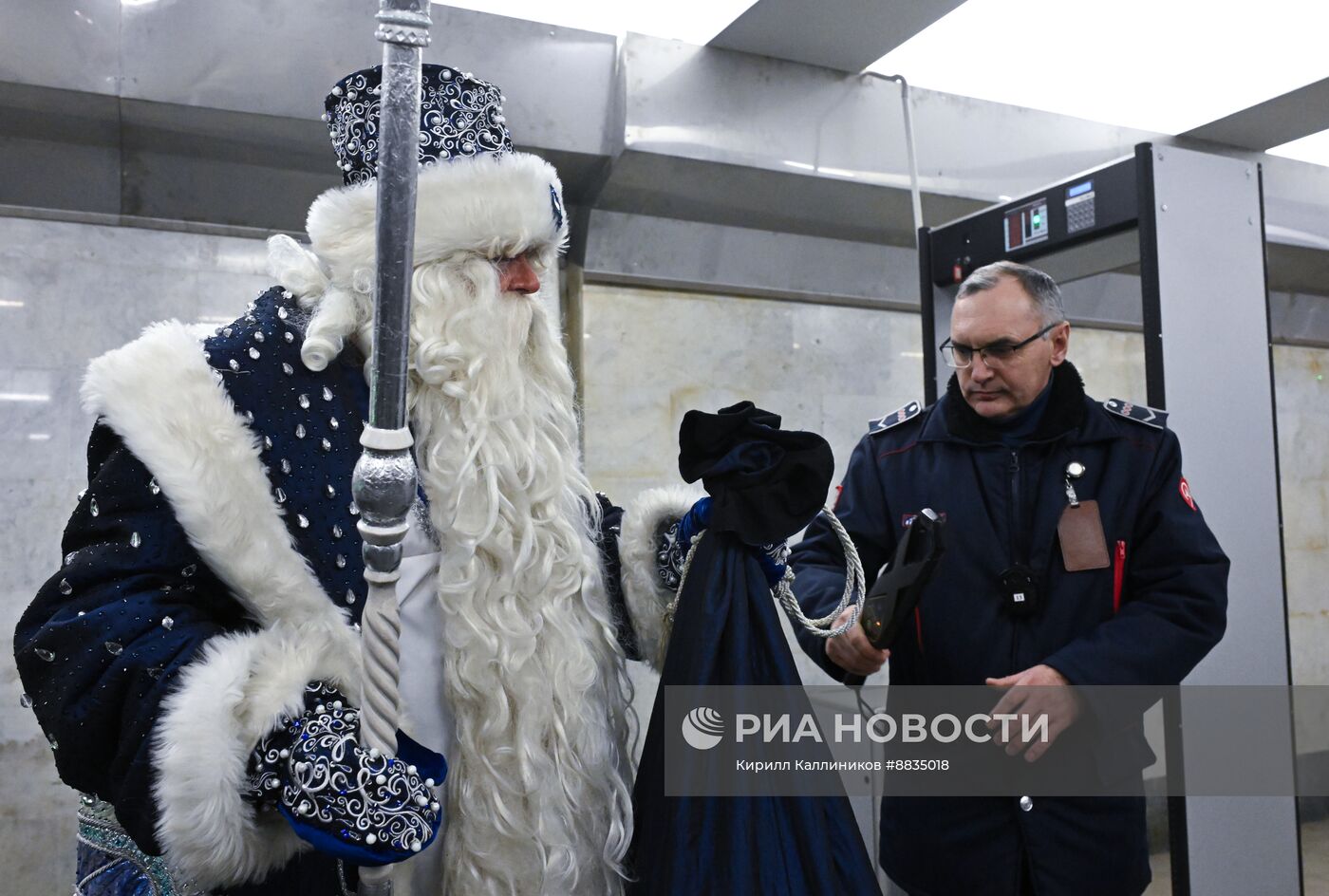 Дед Мороз поздравил с наступающим Новым годом пассажиров московского метро