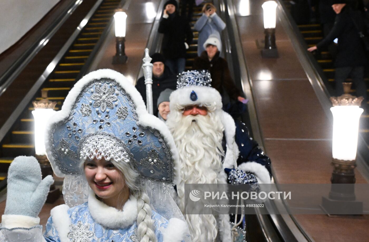 Дед Мороз поздравил с наступающим Новым годом пассажиров московского метро