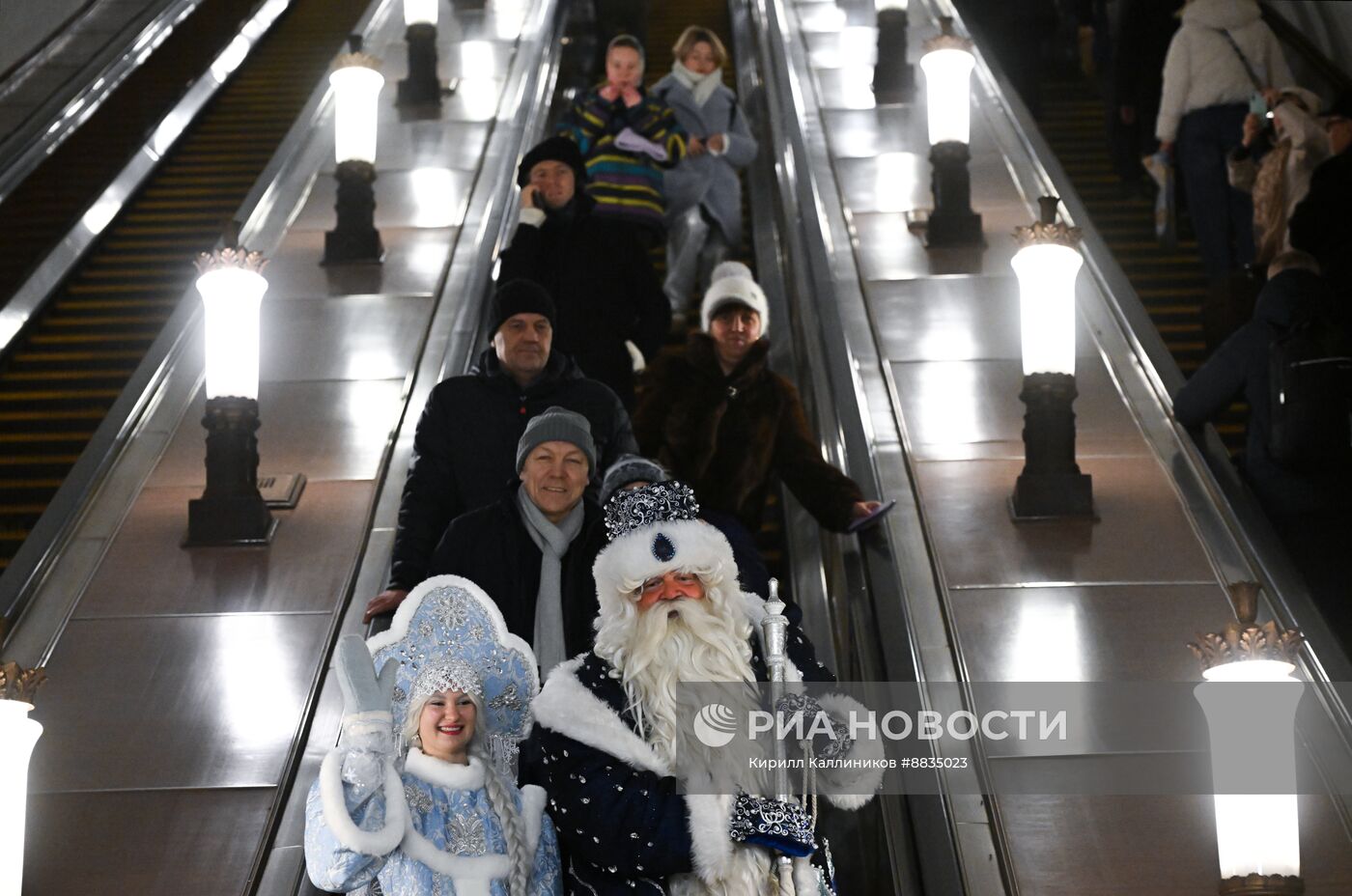 Дед Мороз поздравил с наступающим Новым годом пассажиров московского метро