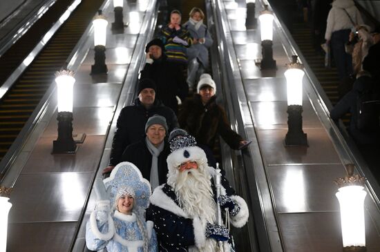 Дед Мороз поздравил с наступающим Новым годом пассажиров московского метро