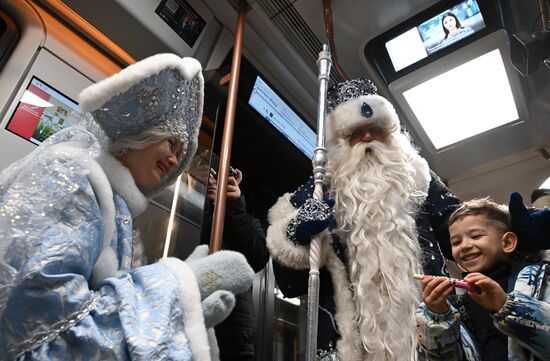 Дед Мороз поздравил с наступающим Новым годом пассажиров московского метро