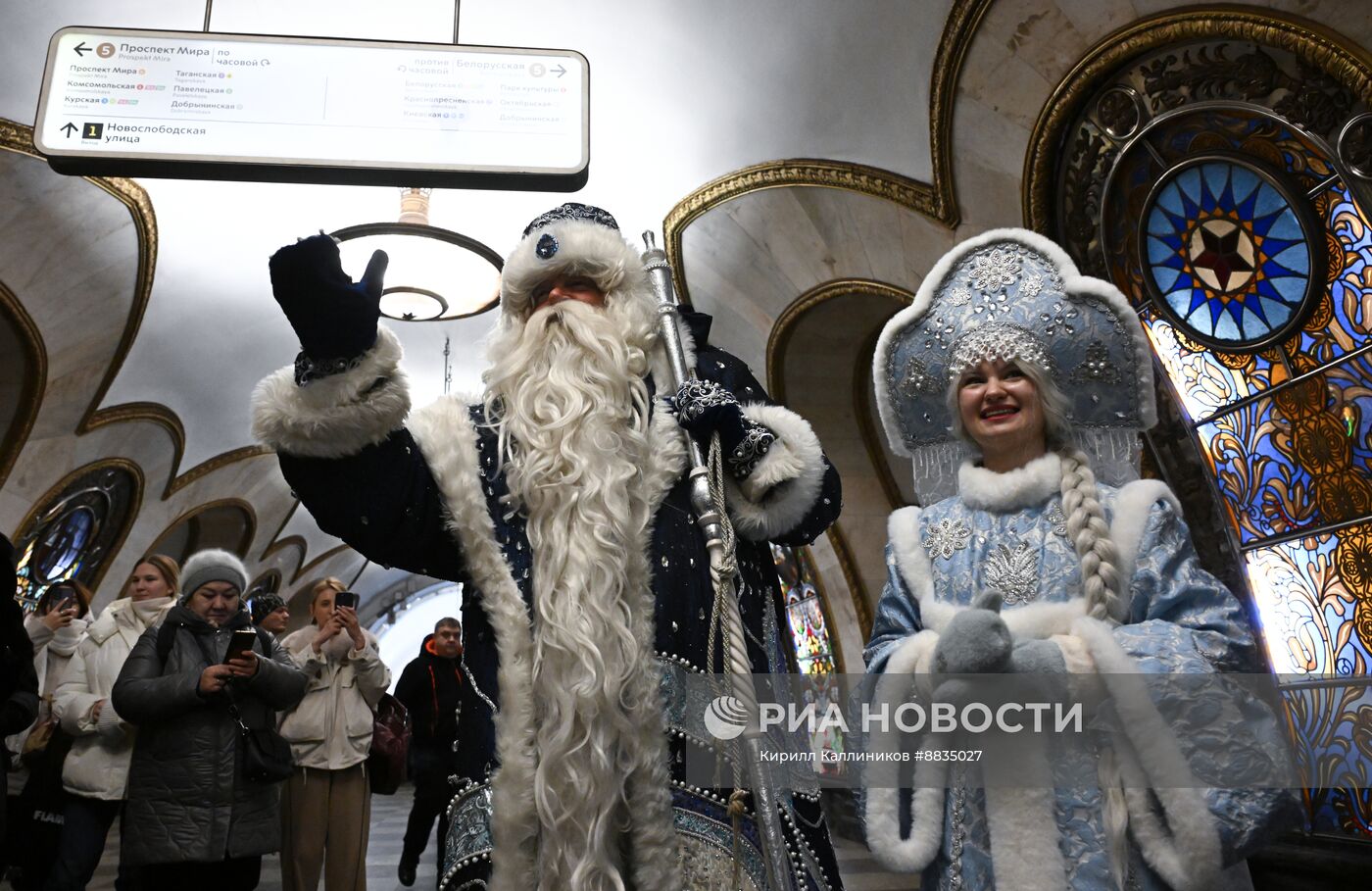 Дед Мороз поздравил с наступающим Новым годом пассажиров московского метро