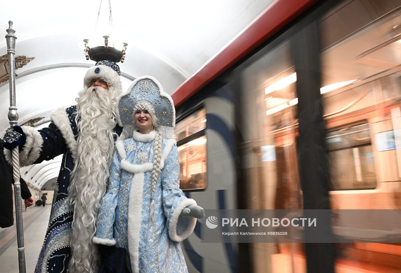 Дед Мороз поздравил с наступающим Новым годом пассажиров московского метро