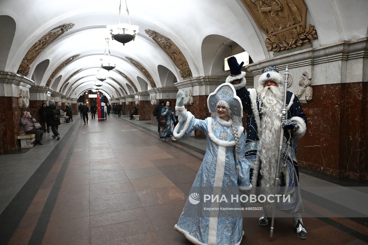 Дед Мороз поздравил с наступающим Новым годом пассажиров московского метро