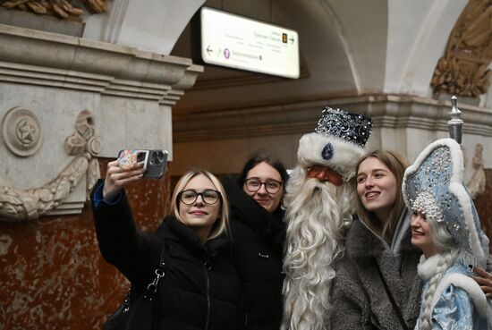 Дед Мороз поздравил с наступающим Новым годом пассажиров московского метро