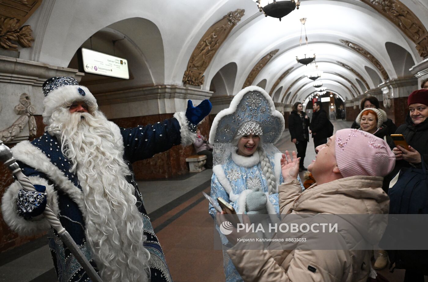 Дед Мороз поздравил с наступающим Новым годом пассажиров московского метро