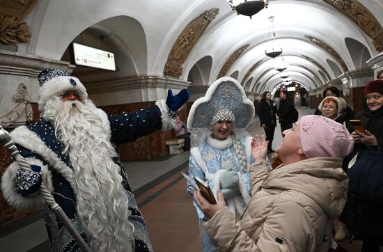 Дед Мороз поздравил с наступающим Новым годом пассажиров московского метро