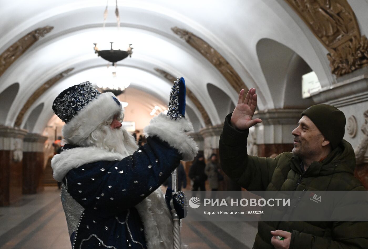 Дед Мороз поздравил с наступающим Новым годом пассажиров московского метро