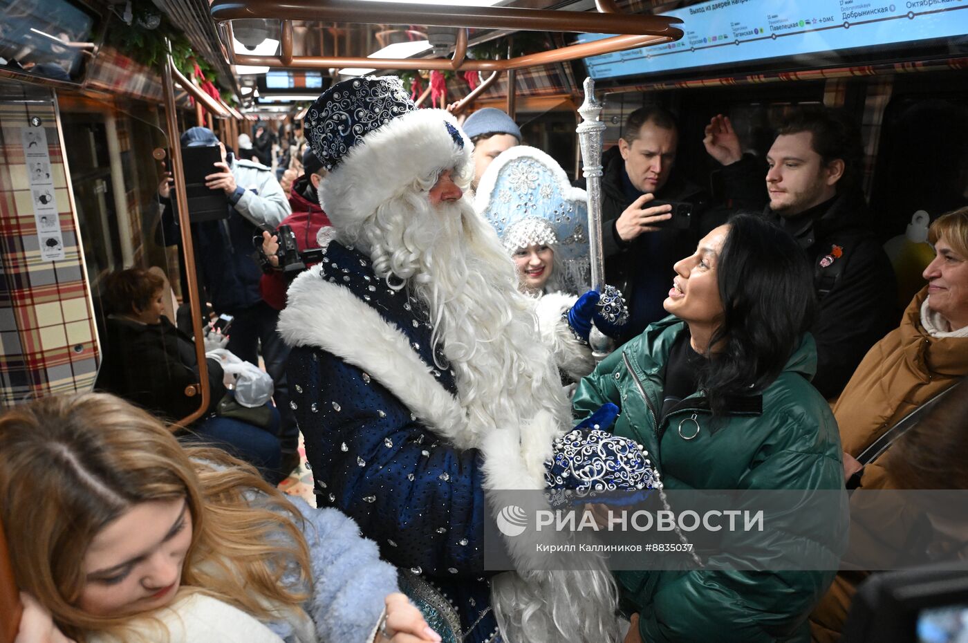 Дед Мороз поздравил с наступающим Новым годом пассажиров московского метро