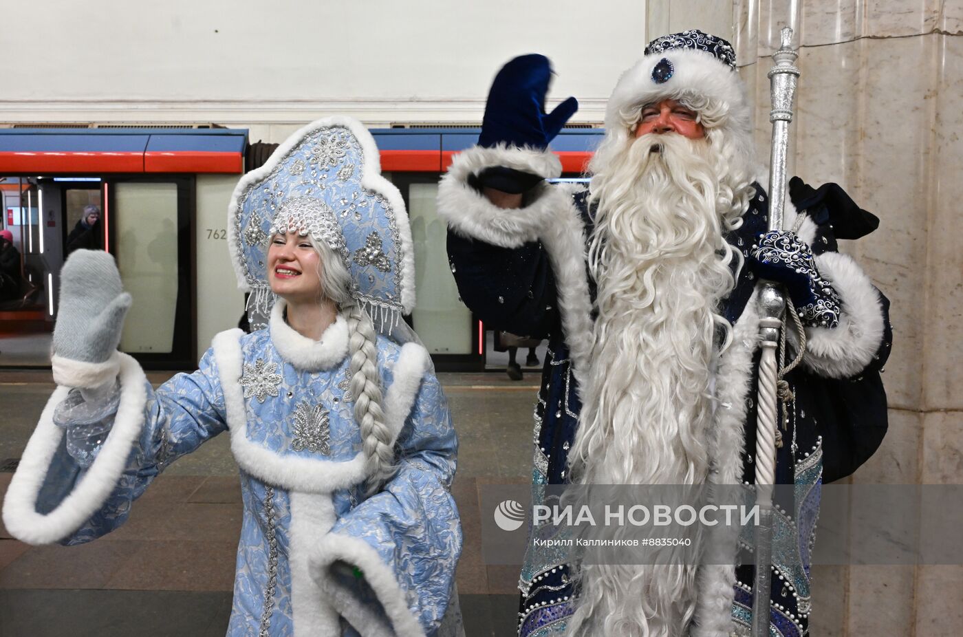 Дед Мороз поздравил с наступающим Новым годом пассажиров московского метро