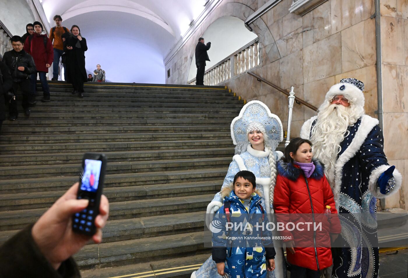 Дед Мороз поздравил с наступающим Новым годом пассажиров московского метро