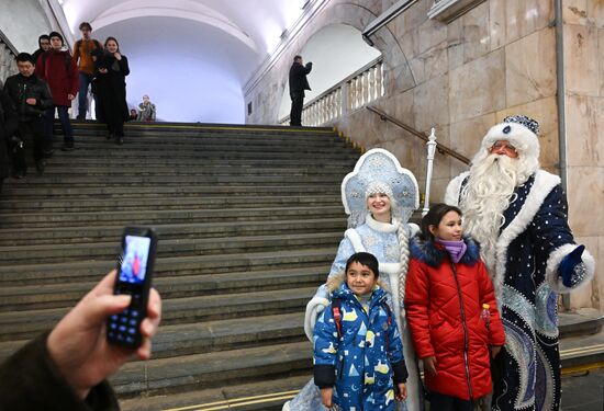 Дед Мороз поздравил с наступающим Новым годом пассажиров московского метро