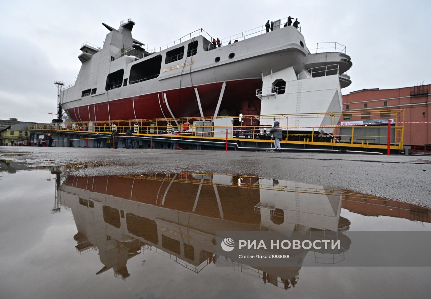 Патрульный корабль ледового класса "Николай Зубов" спустили на воду в Санкт-Петербурге