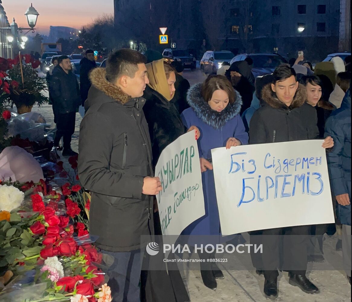 Возложение цветов к посольству Азербайджана в Астане