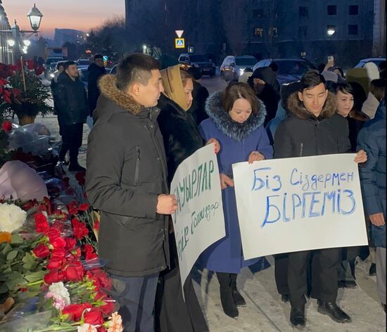 Возложение цветов к посольству Азербайджана в Астане