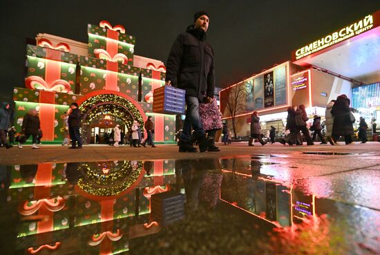 Московское метро украсили к Новому году