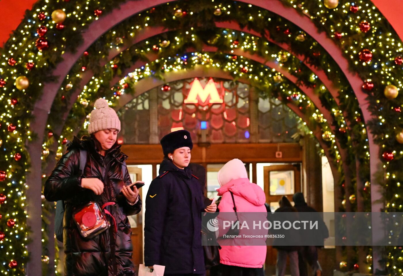 Московское метро украсили к Новому году