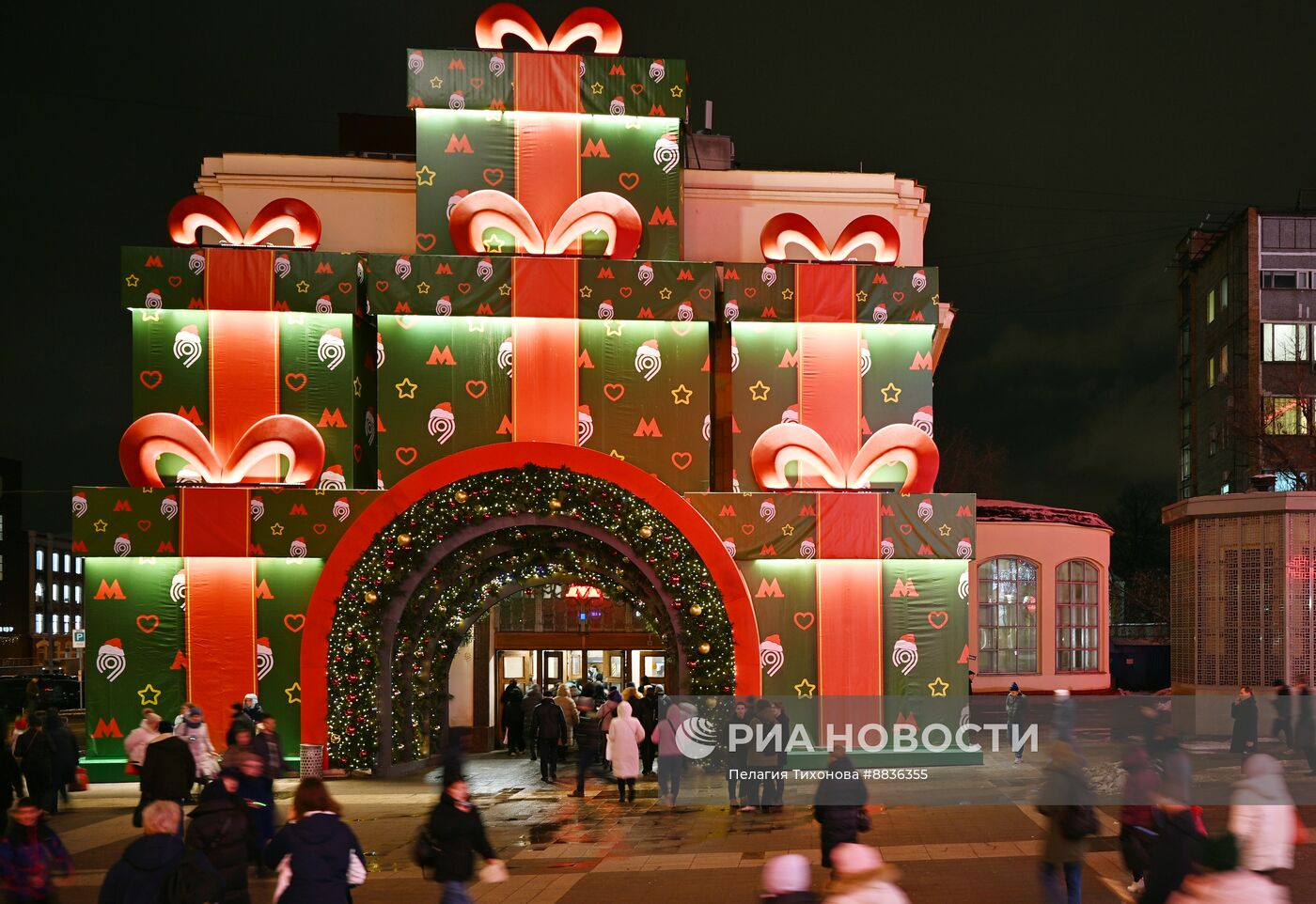 Московское метро украсили к Новому году