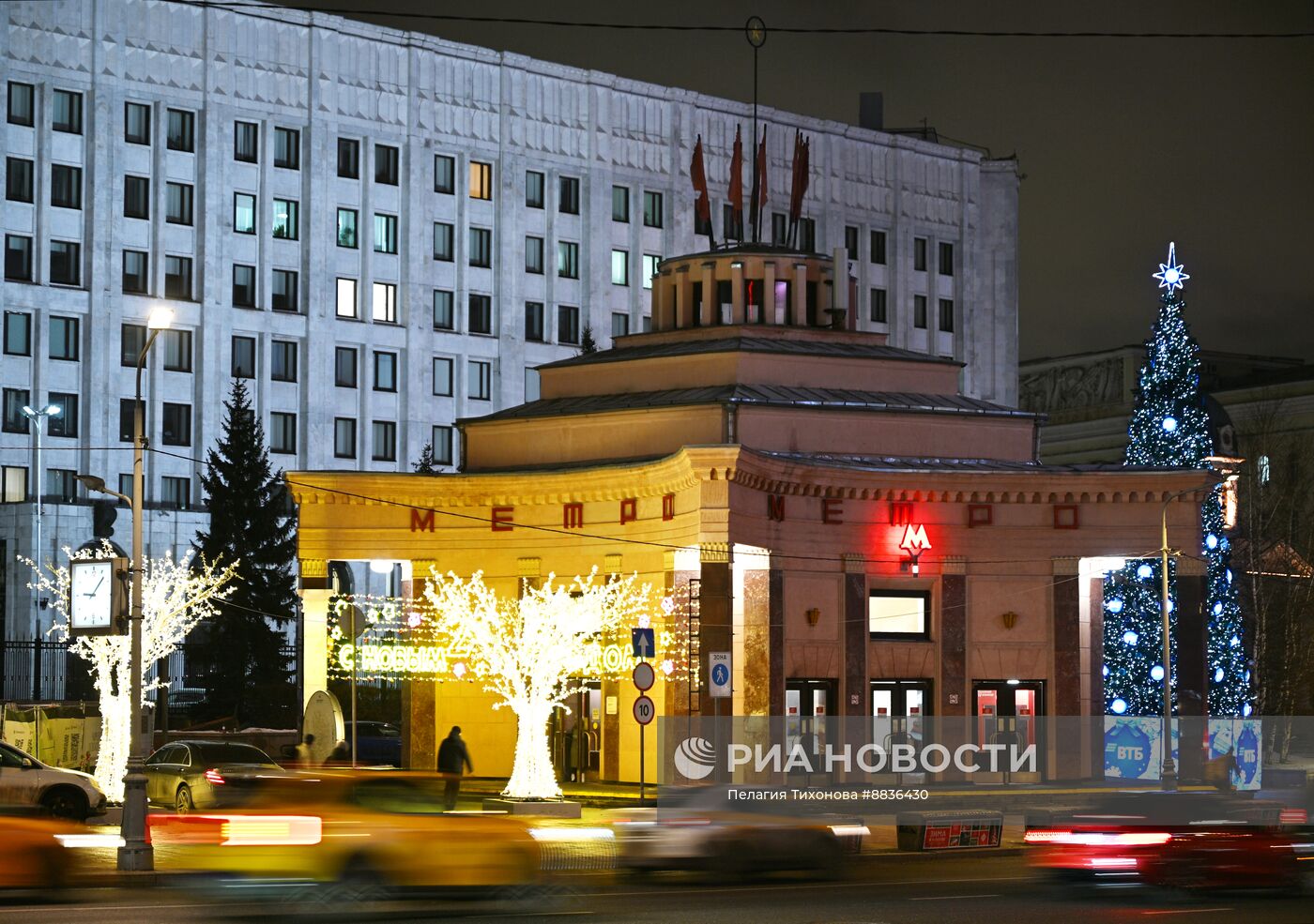 Московское метро украсили к Новому году