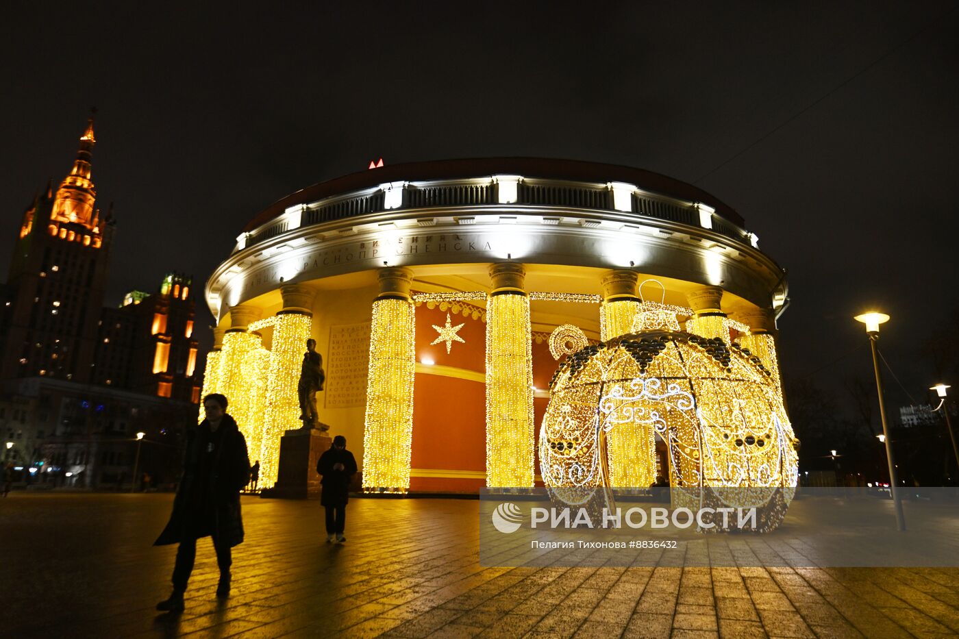 Московское метро украсили к Новому году