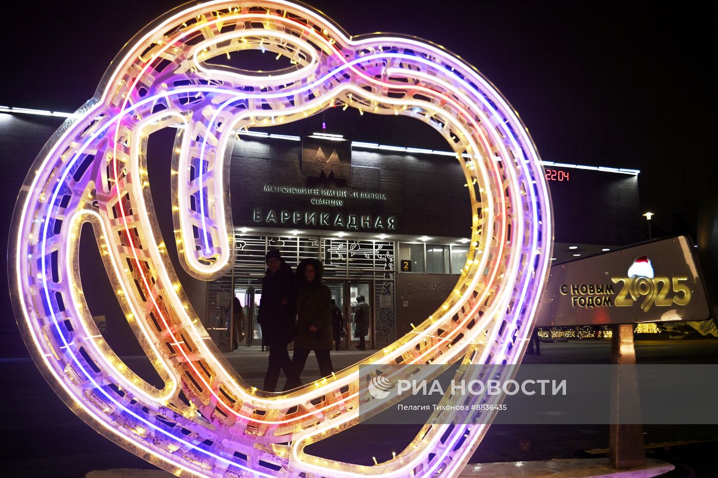 Московское метро украсили к Новому году