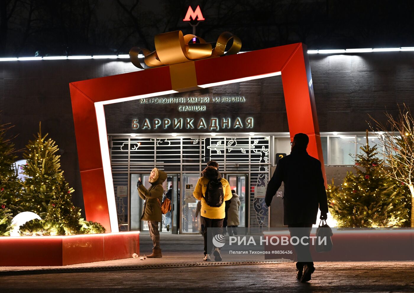 Московское метро украсили к Новому году