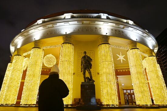 Московское метро украсили к Новому году