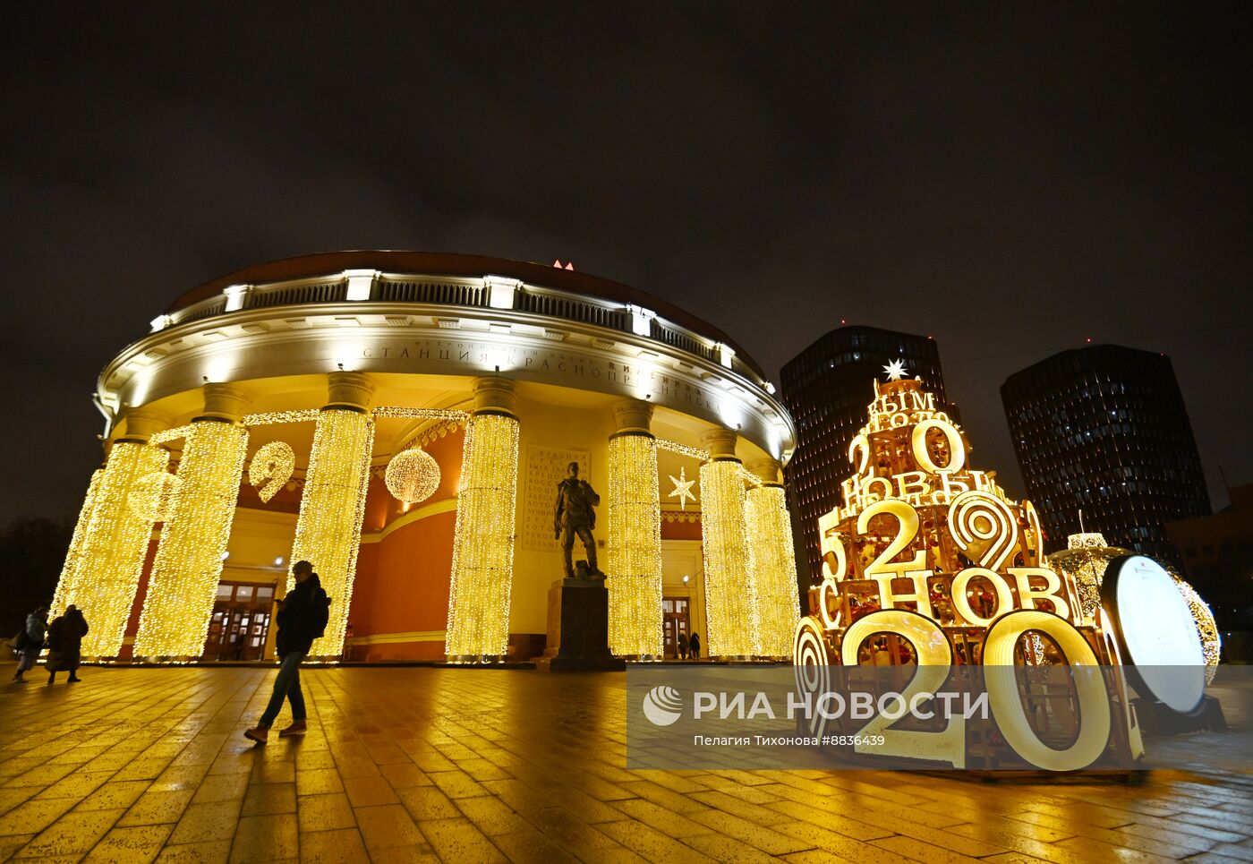 Московское метро украсили к Новому году