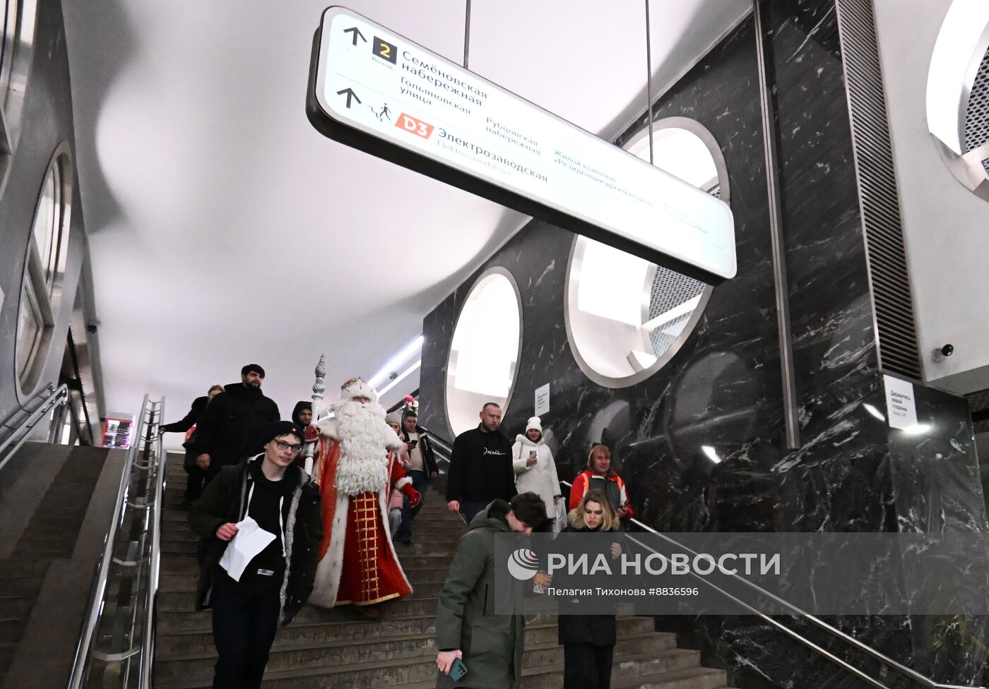 Дед Мороз из Великого Устюга поздравил пассажиров московского метро с Новым годом