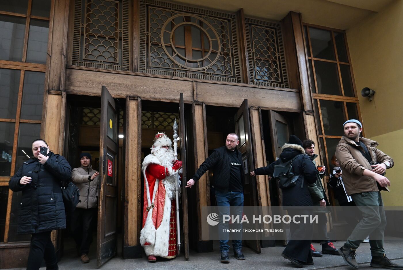 Дед Мороз из Великого Устюга поздравил пассажиров московского метро с Новым годом