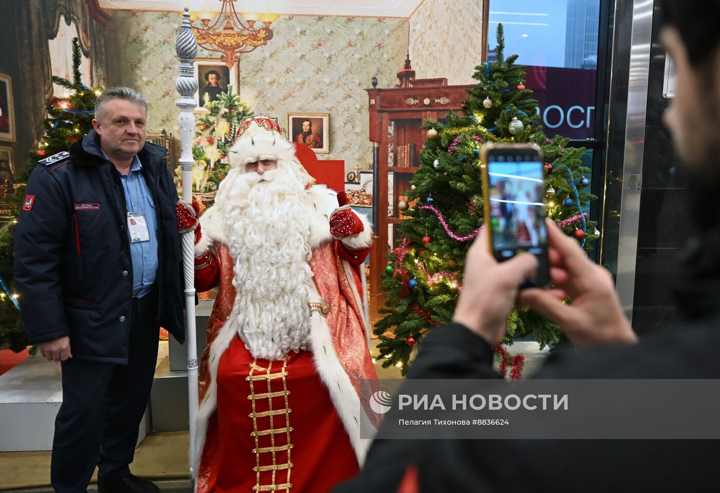 Дед Мороз из Великого Устюга поздравил пассажиров московского метро с Новым годом