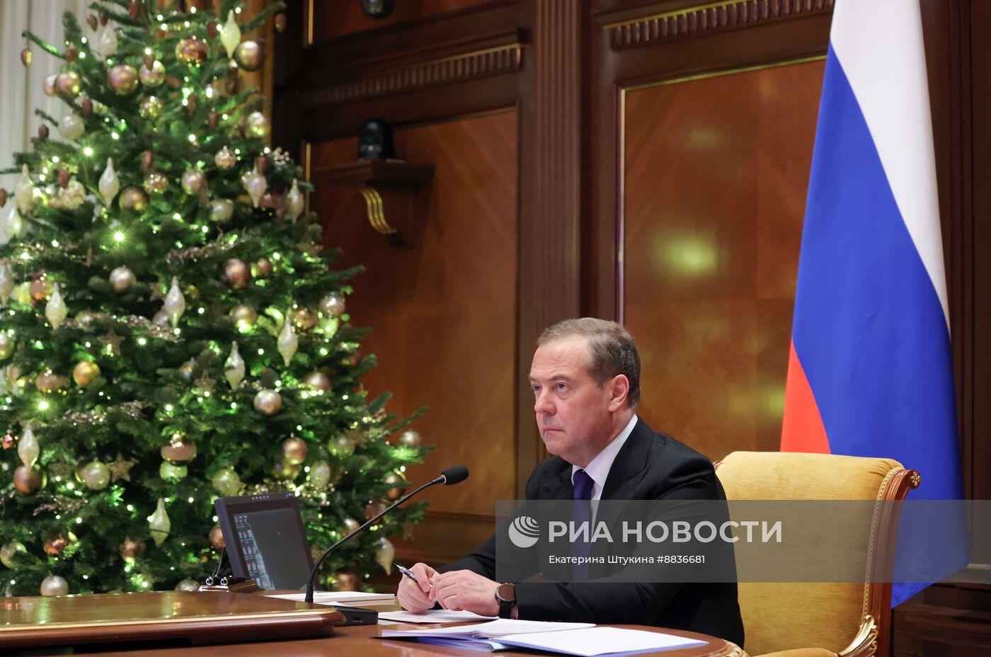 Зампред Совбеза РФ Д. Медведев провел совещание по вопросам совершенствования миграционного законодательства РФ