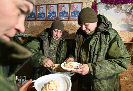 Подготовка военнослужащих группировки "Центр" к празднованию Нового года