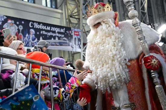 Прибытие поезда Деда Мороза в Москву