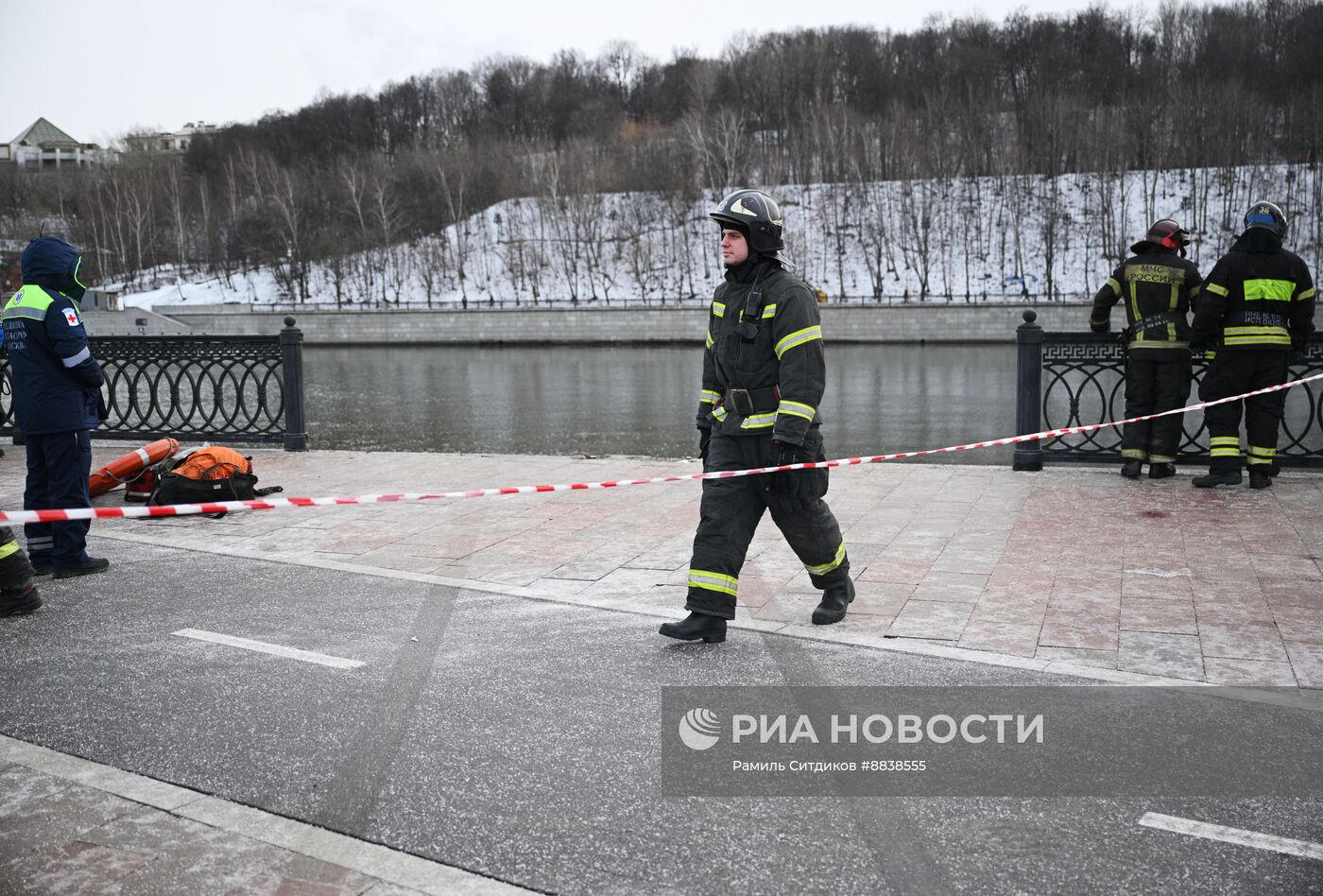 Автомобиль упал в Москву-реку на Лужнецкой набережной