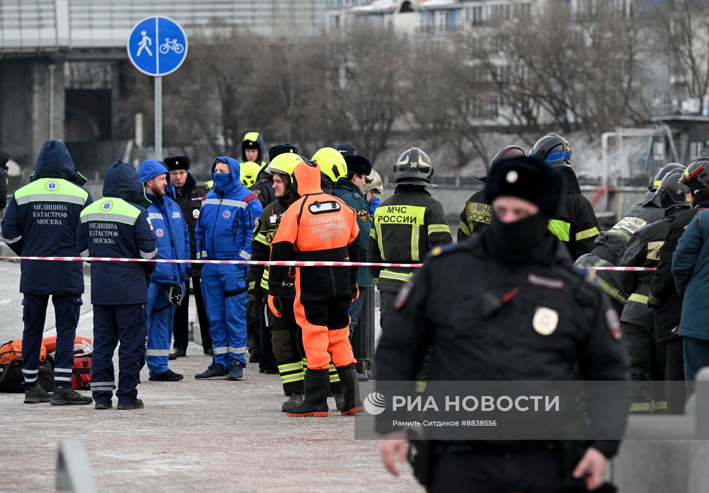 Автомобиль упал в Москву-реку на Лужнецкой набережной