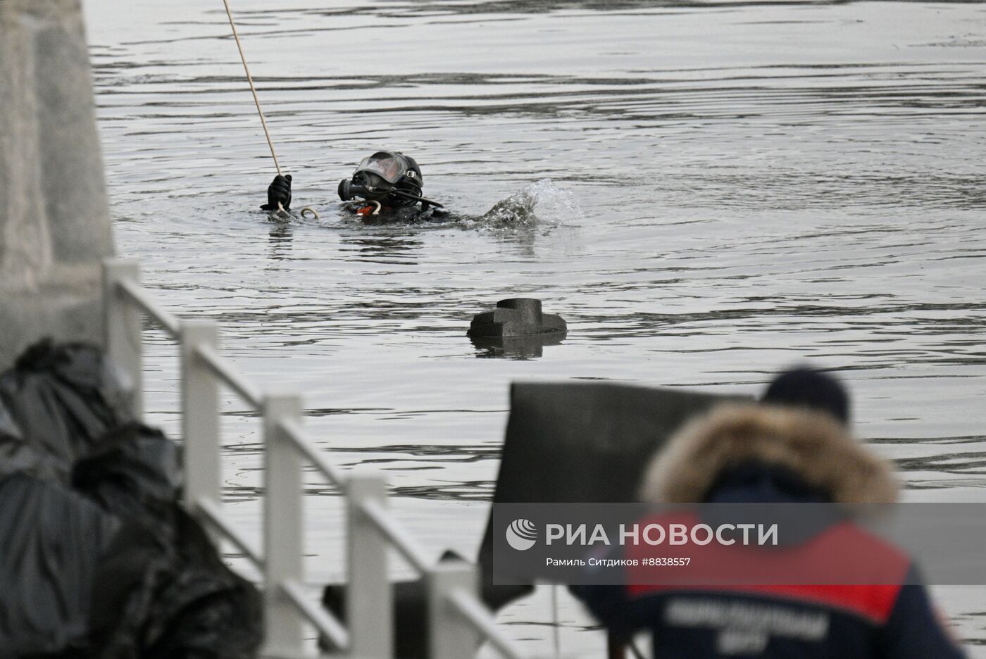 Автомобиль упал в Москву-реку на Лужнецкой набережной