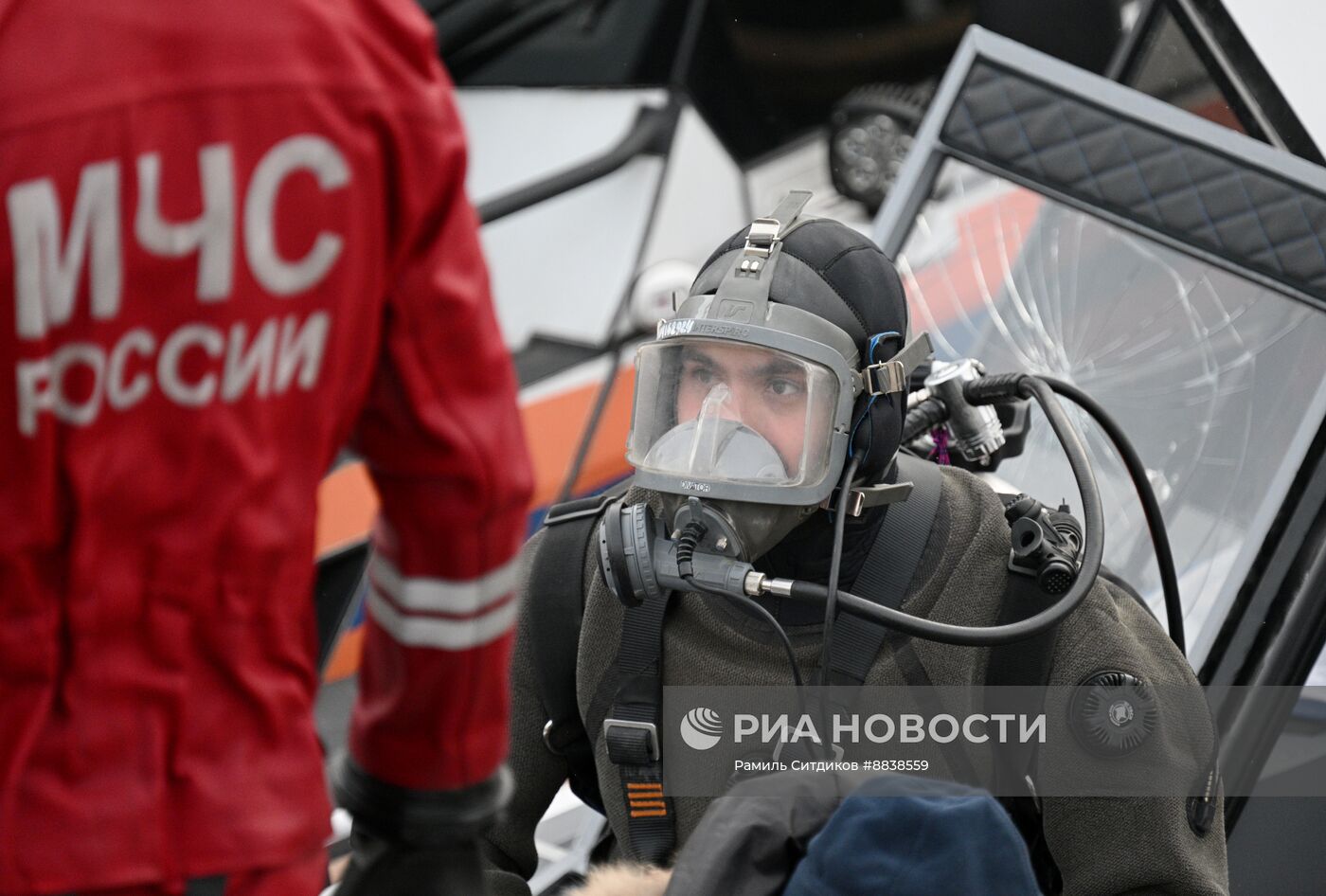 Автомобиль упал в Москву-реку на Лужнецкой набережной