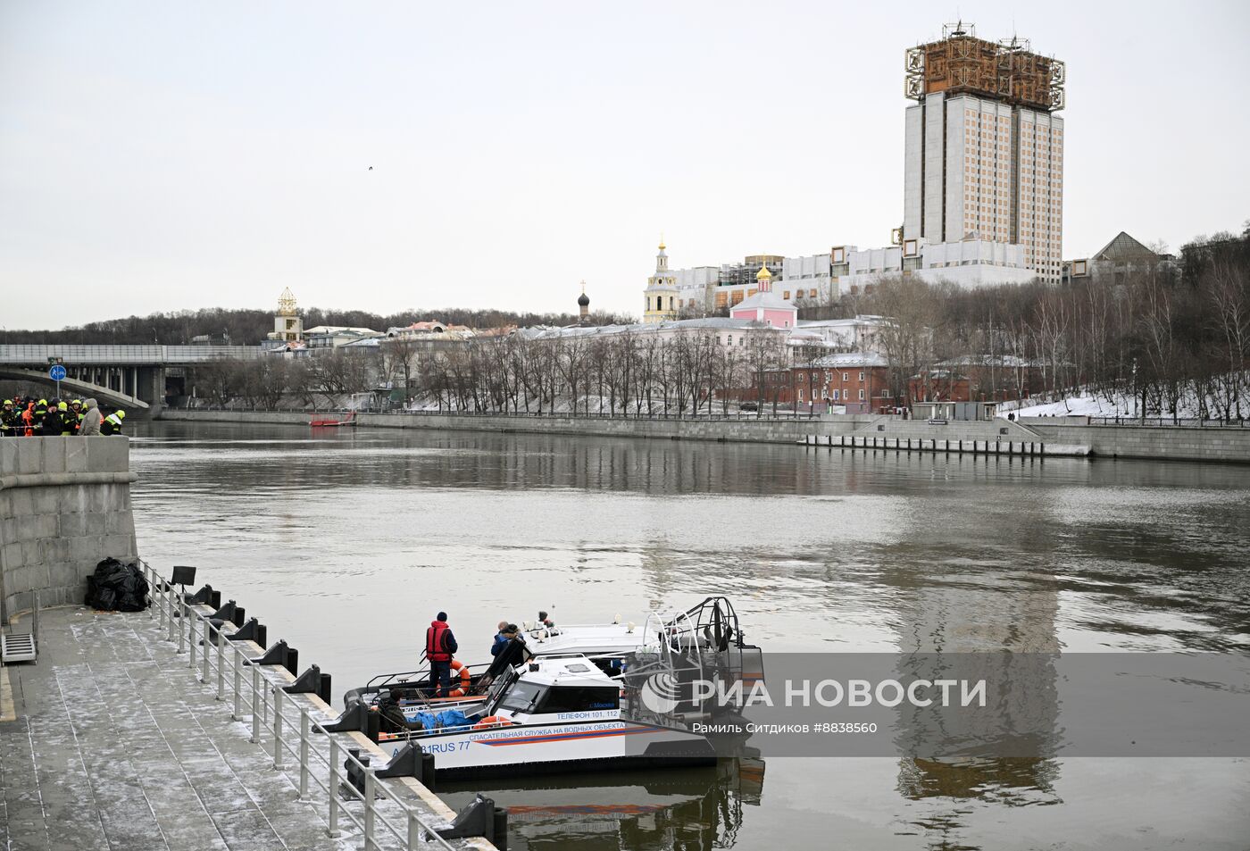 Автомобиль упал в Москву-реку на Лужнецкой набережной