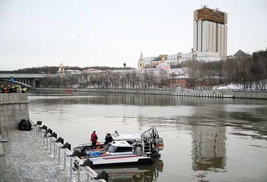 Автомобиль упал в Москву-реку на Лужнецкой набережной