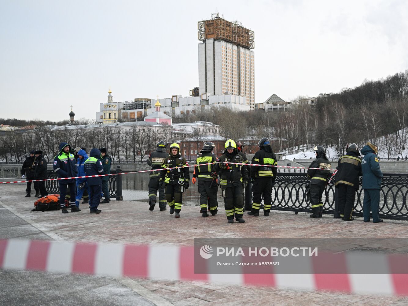 Автомобиль упал в Москву-реку на Лужнецкой набережной