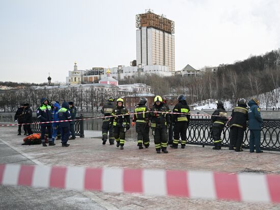 Автомобиль упал в Москву-реку на Лужнецкой набережной