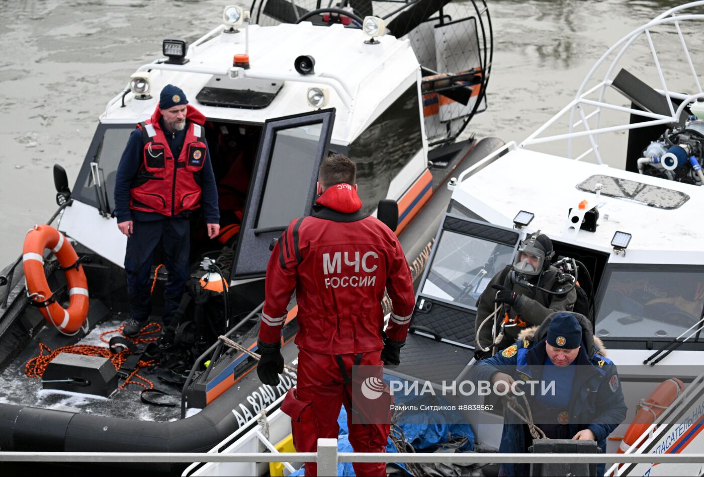 Автомобиль упал в Москву-реку на Лужнецкой набережной