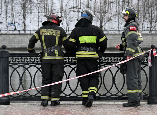 Автомобиль упал в Москву-реку на Лужнецкой набережной