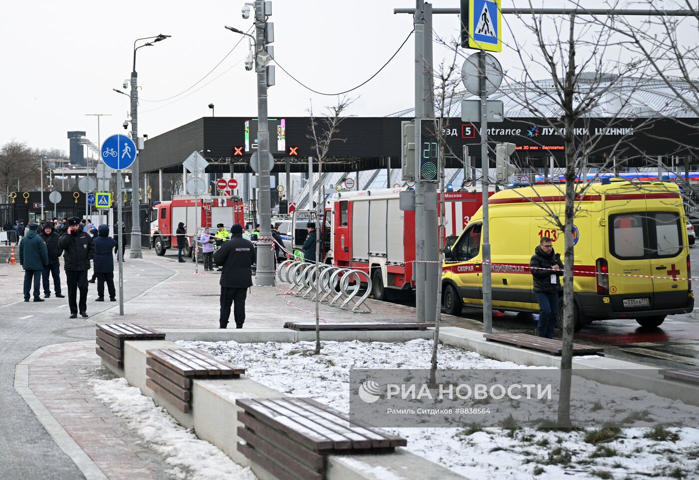 Автомобиль упал в Москву-реку на Лужнецкой набережной