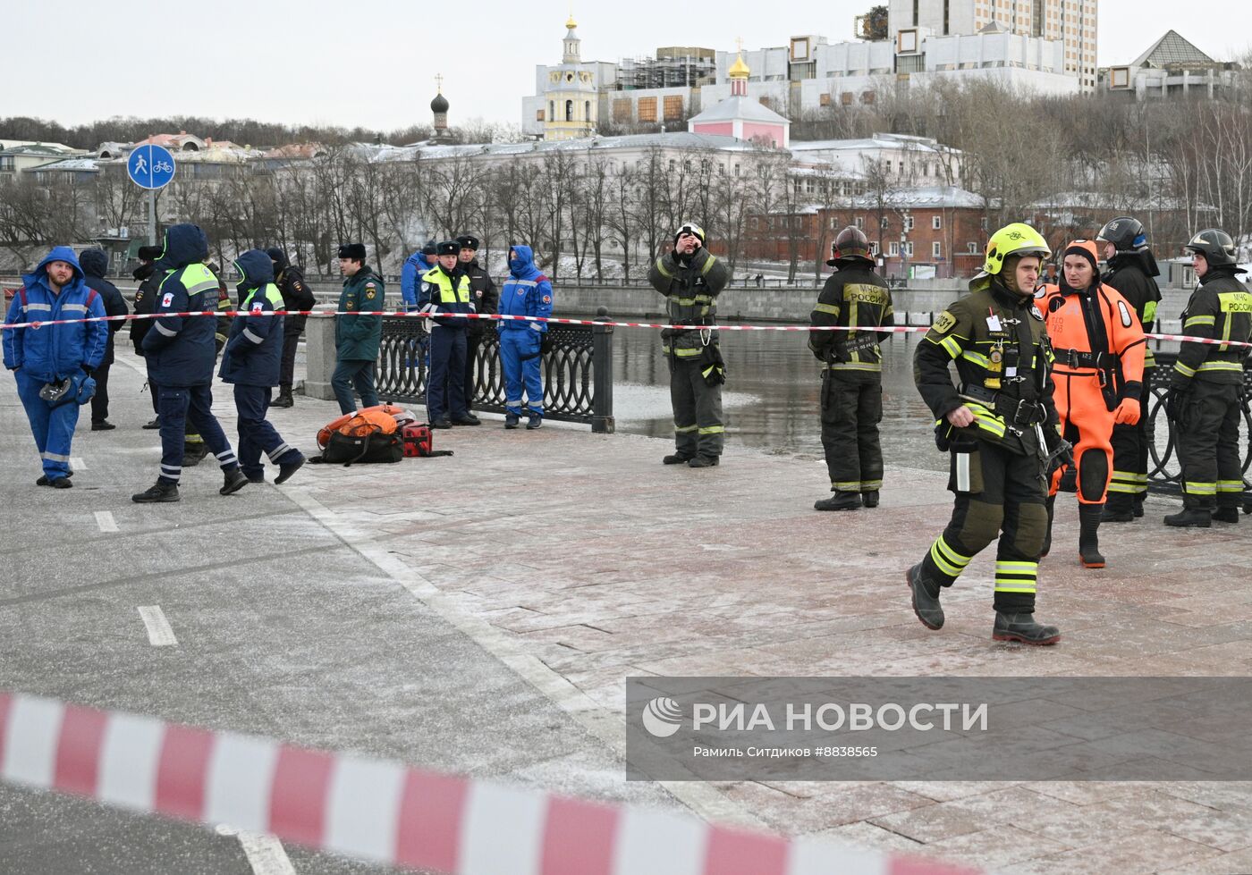 Автомобиль упал в Москву-реку на Лужнецкой набережной