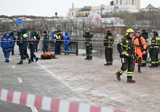 Автомобиль упал в Москву-реку на Лужнецкой набережной