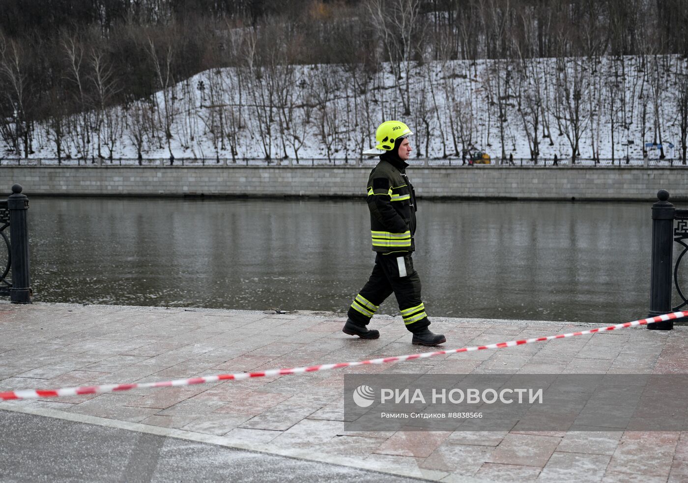 Автомобиль упал в Москву-реку на Лужнецкой набережной