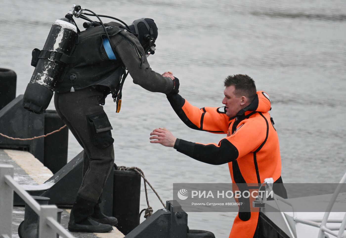 Автомобиль упал в Москву-реку на Лужнецкой набережной